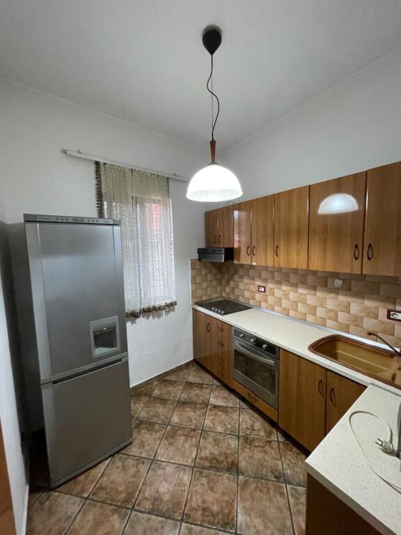 Jepet apartament 2+1 me qira tek Rruga e Durresit , prane Hotel Colosseo , Zogu i Zi , Rruga e Kavajes , 21 Dhjetori .