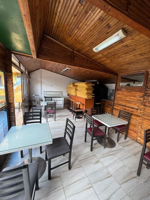 Ristorante con Griglia e Campo da Calcetto in Affitto