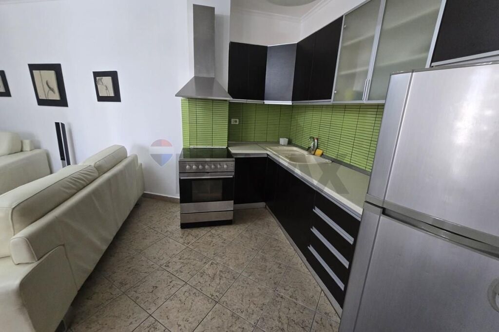 Apartament - Për Qira - Rruga e Barrikadave, Tiranë