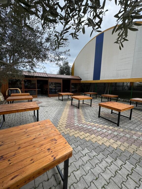 Ristorante con Griglia e Campo da Calcetto in Affitto