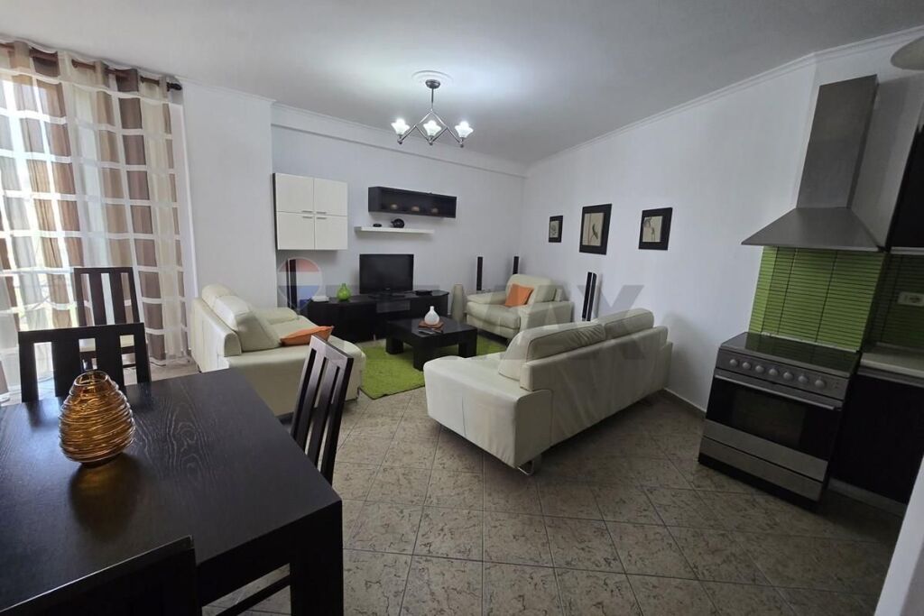 Apartament - Për Qira - Rruga e Barrikadave, Tiranë