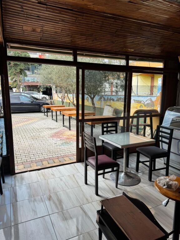 Ristorante con Griglia e Campo da Calcetto in Affitto