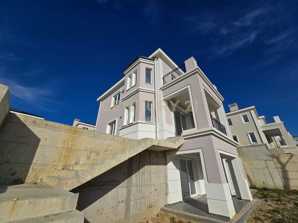 Villa su 3 piani in vendita in una delle migliori residenze vicino a TEG, Colina Verde