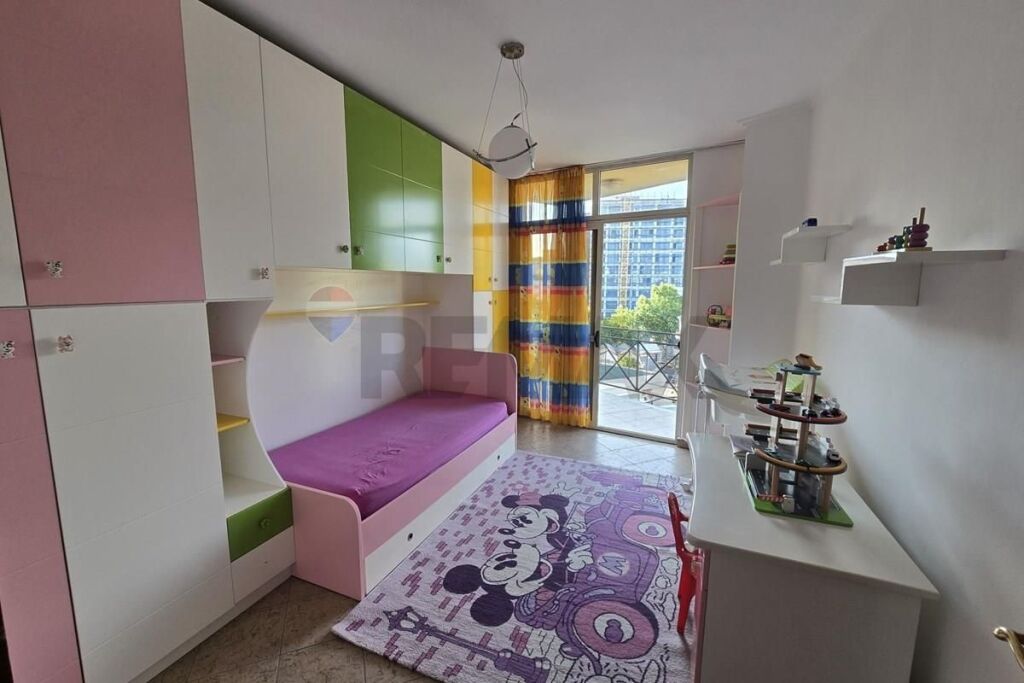 Apartament - Për Qira - Rruga e Barrikadave, Tiranë