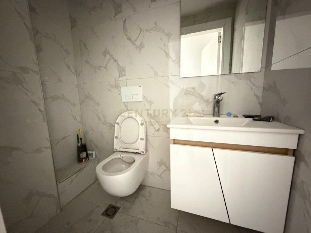 Ambient Komercial Rruge kryesore me Qira pranë Shkollës së Bashkuar