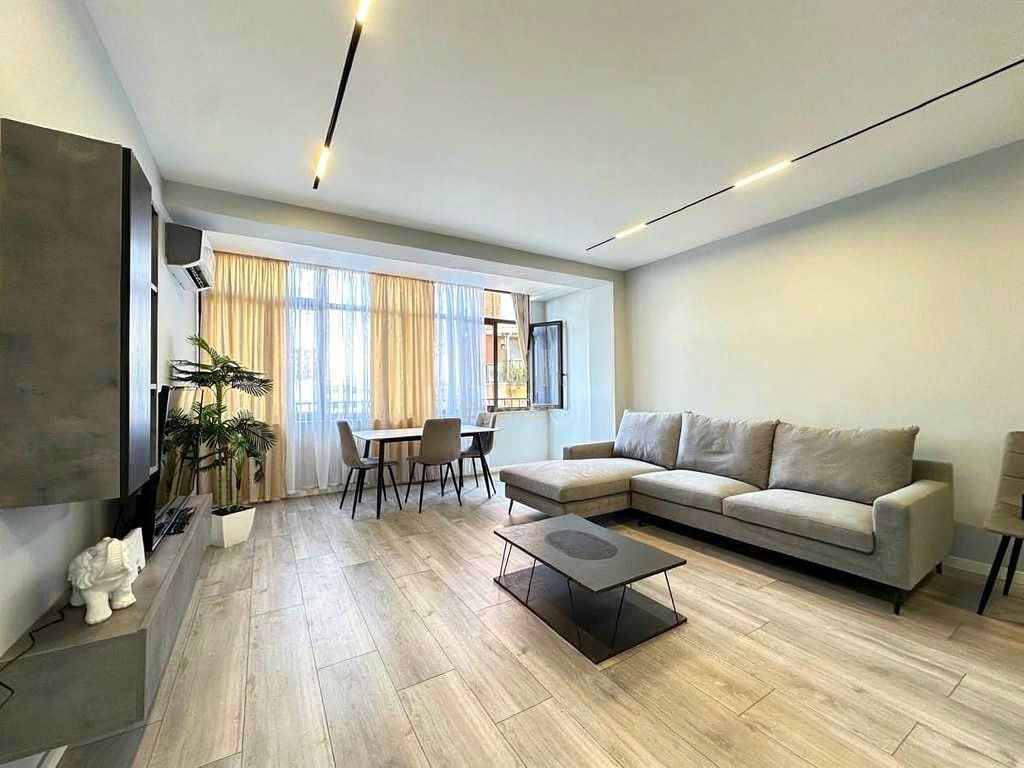 SHITET APARTAMENT 2+1 TE 21 DHJETORI, PRANE MONDIALIT