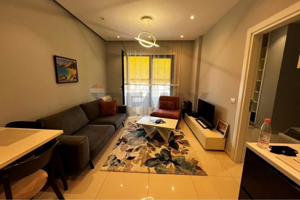 Ofrohet per qira apartament 1+1 i mobiluar ne zonen e Pazarit te ri, rr.Tefta Tashko.
