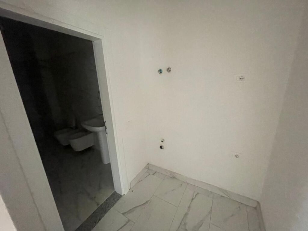 In vendita, Appartamento 2+1+ Deposito, Kamez, Tirana . Empire71306