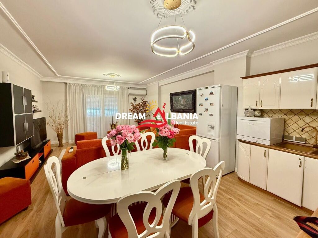Jepet Apartament 2+1+2 me qera Komuna Paris
