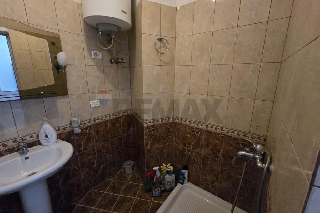 Apartament - Për Qira - Rruga e Barrikadave, Tiranë