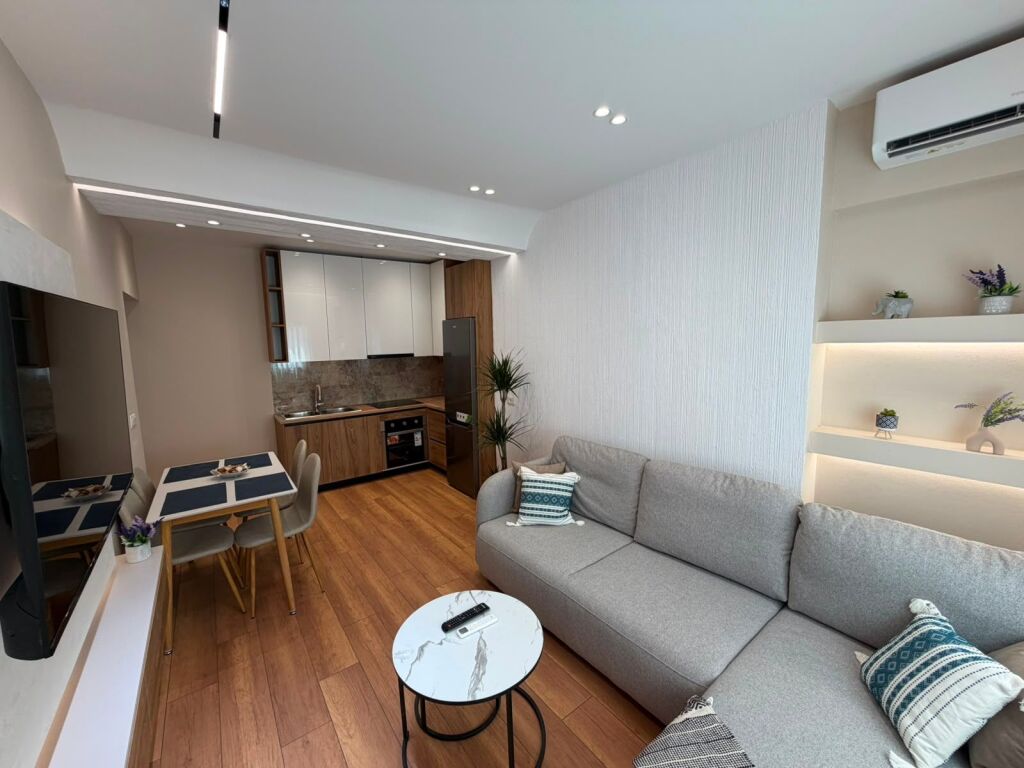 Shitet apartament 1+1 tek Pazari i Ri , Qender , Sheshi Skenderbej .