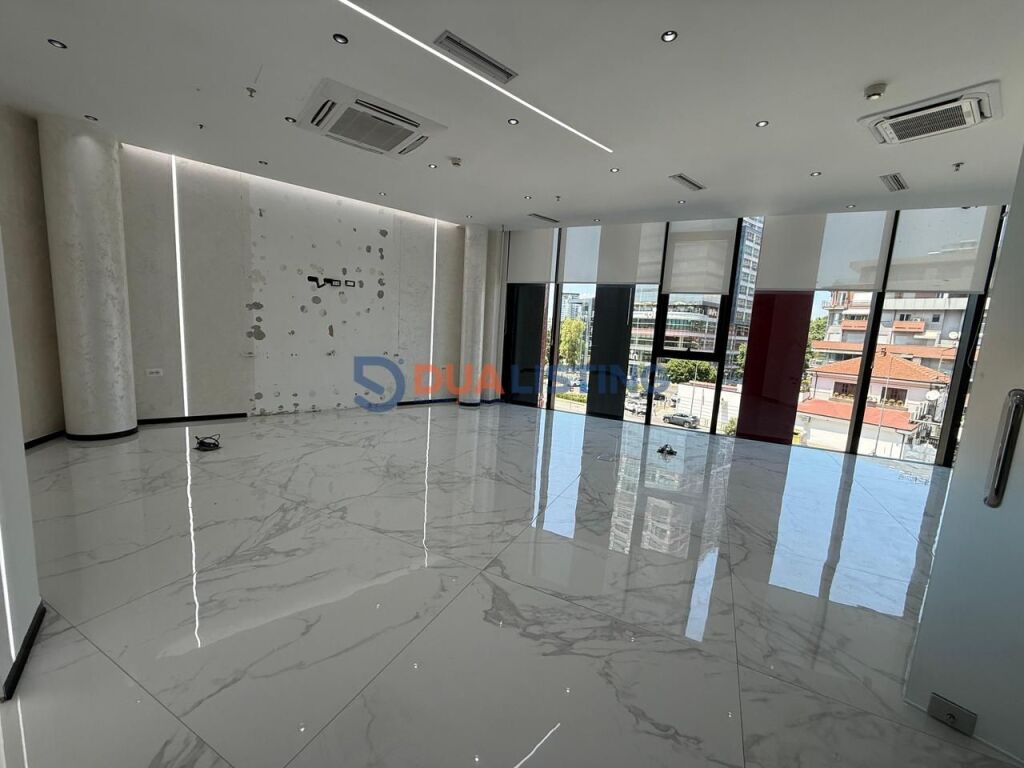Jepet me Qira Ambient Premium për Zyra / Klinikë / Studio 📍 Stadiumi Air Albania – një nga adresat më prestigjioze të biznesit në Tiranë.