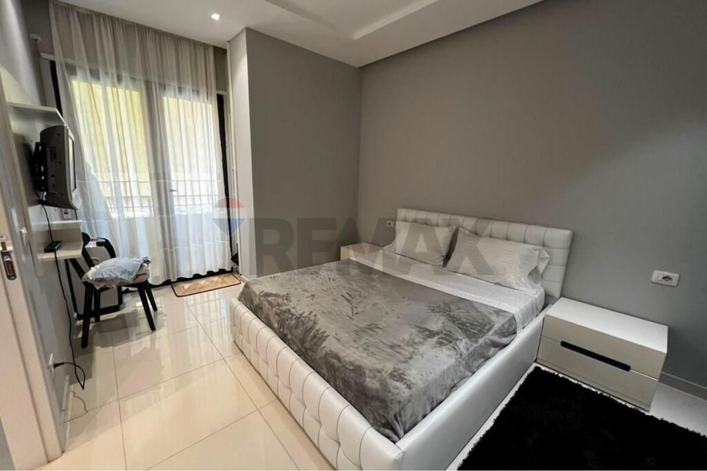 Ofrohet per qira apartament 1+1 i mobiluar ne zonen e Pazarit te ri, rr.Tefta Tashko.