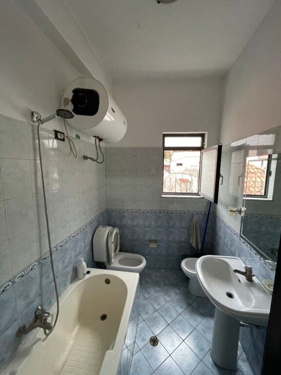 Jepet apartament 2+1 me qira tek Rruga e Durresit , prane Hotel Colosseo , Zogu i Zi , Rruga e Kavajes , 21 Dhjetori .