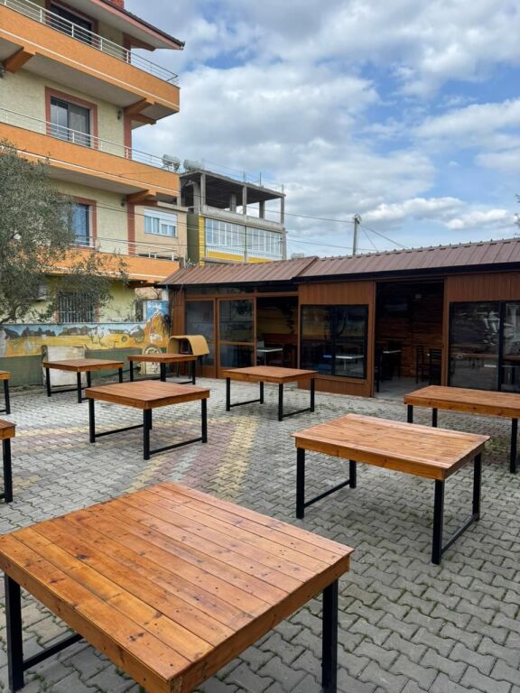 Ristorante con Griglia e Campo da Calcetto in Affitto