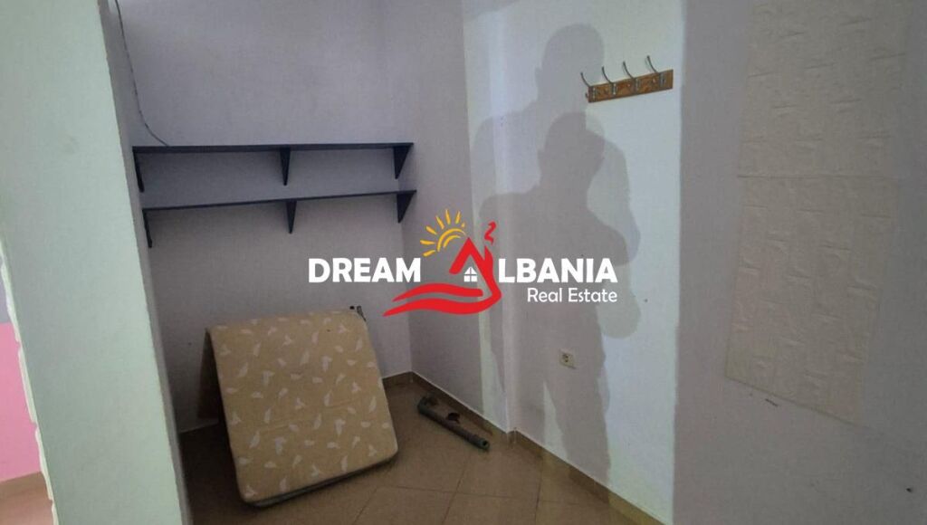 Negozio in vendita in Via Kongresi Manastirit vicino alla Pediatria a Tirana (ID 4171553)