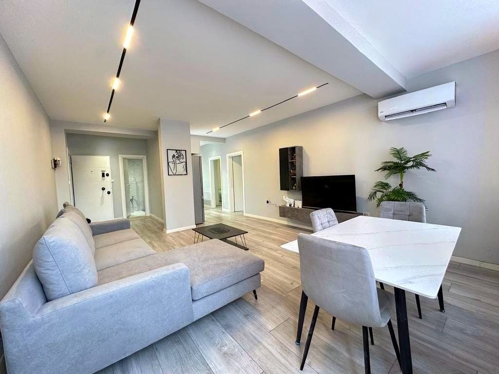 SHITET APARTAMENT 2+1 TE 21 DHJETORI, PRANE MONDIALIT