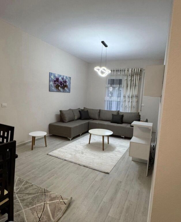 Jepet me qera apartament 1+1+Parkim në Astir!