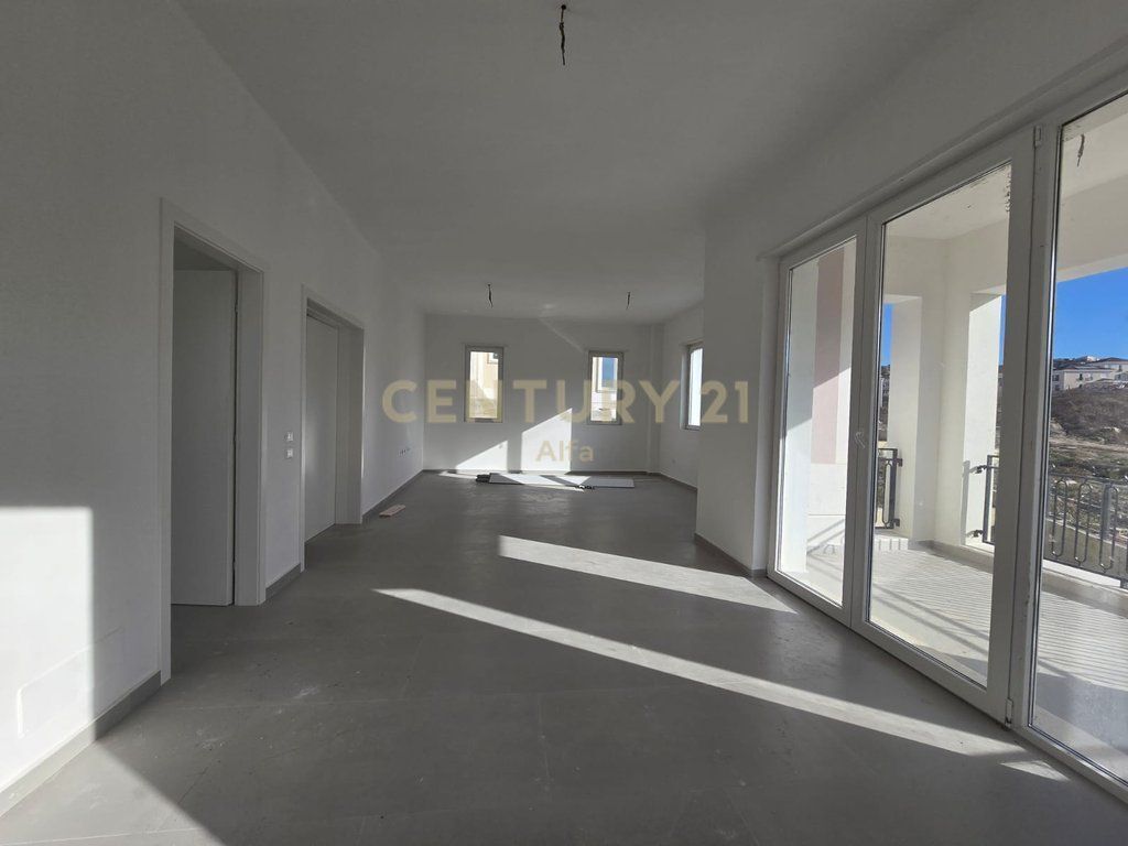 Villa su 3 piani in vendita in una delle migliori residenze vicino a TEG, Colina Verde