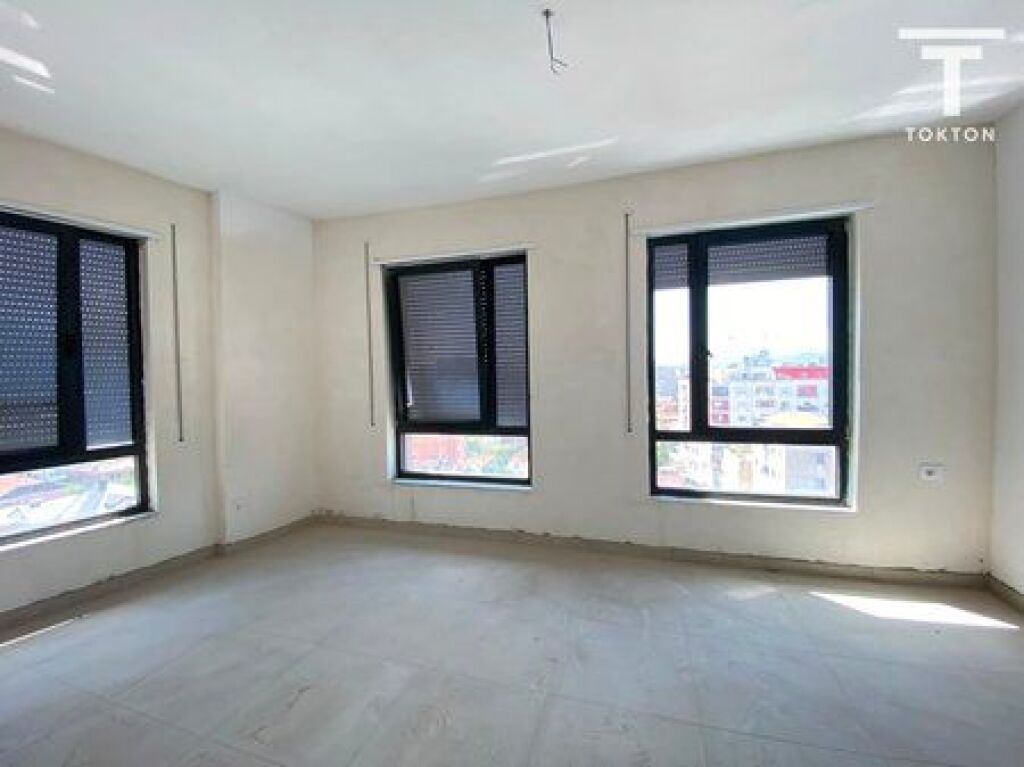IN VENDITA, APPARTAMENTO 3+1+2, VIA: "5 MAGGIO", TIRANA