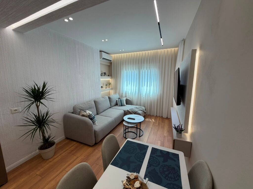 Shitet apartament 1+1 tek Pazari i Ri , Qender , Sheshi Skenderbej .