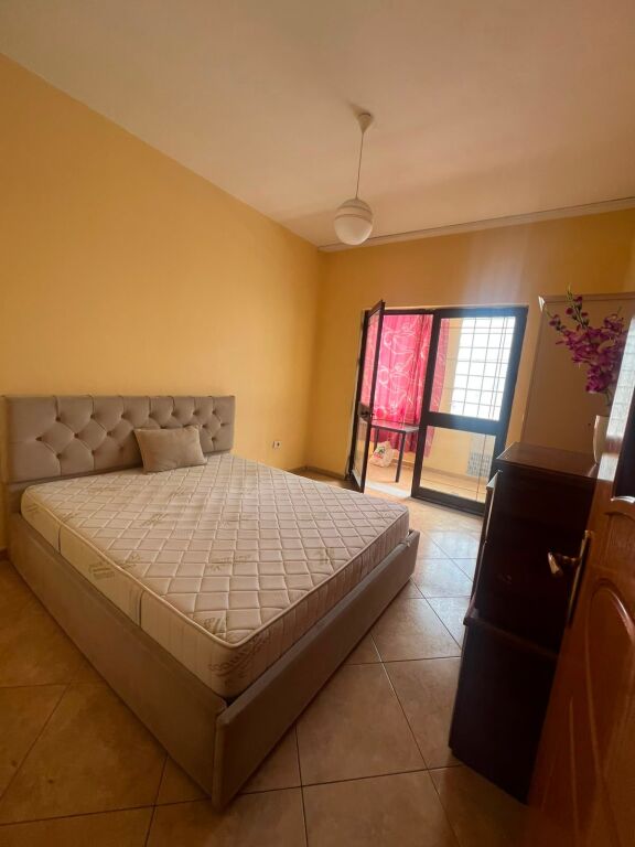 APARTAMENT 1+1 NE SHITJE TE BULEVARDI ZOGU I
