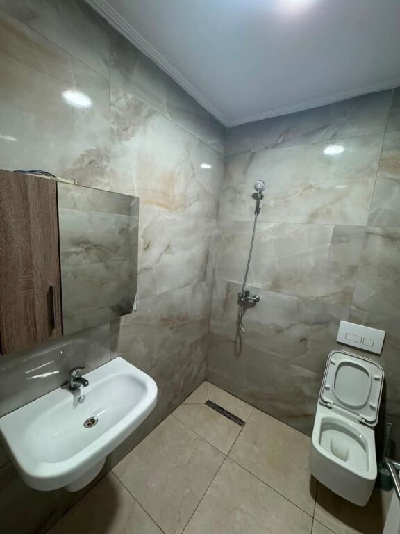 Jepet me qira 2+1 tek Vila L 2 Astir