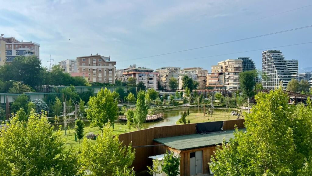 ME QERA: 2+1📍Kopshti Zologjik (Rr.Bilal Sina) - 70,000 Leke/Muaj - Sp.90m² - Pallat i Ri V.2016 || Pamje Fantastike nga Kopshti Zologjik✨️