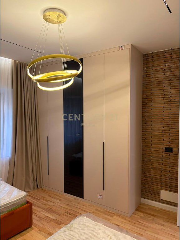 KOPSHTI BOTANIK, APARTAMENT 2+1+2+PARKIM PER QIRA 1,300 € /Muaj