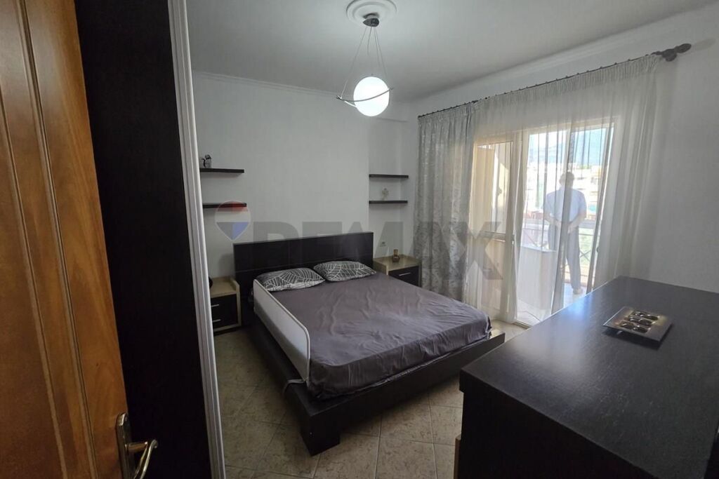 Apartament - Për Qira - Rruga e Barrikadave, Tiranë