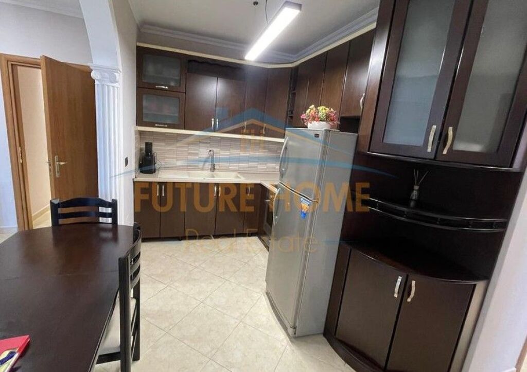 Tirana, vendo appartamento 3+1 al 2° piano, 149 m²  (Selitë)