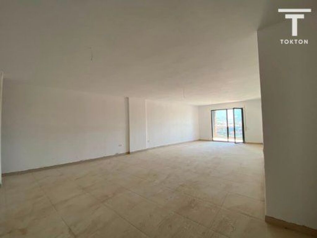 IN VENDITA, APPARTAMENTO 3+1+2, VIA: "5 MAGGIO", TIRANA