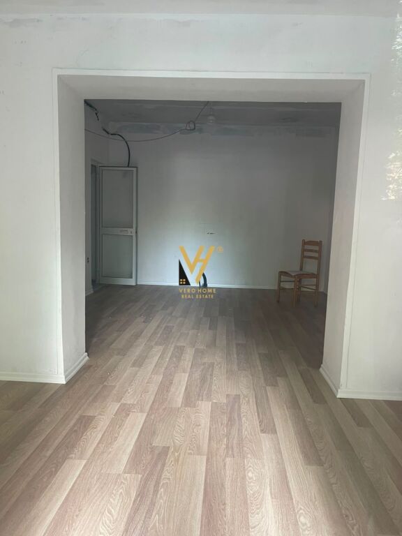 AFFITTASI NEGOZIO 30 M2 A BLLOK 180.000 LEKE