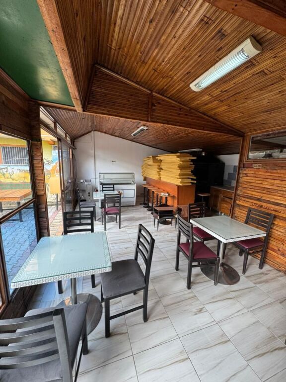 Ristorante con Griglia e Campo da Calcetto in Affitto