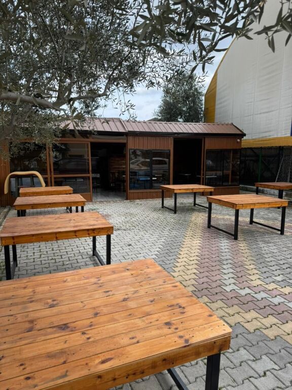 Ristorante con Griglia e Campo da Calcetto in Affitto