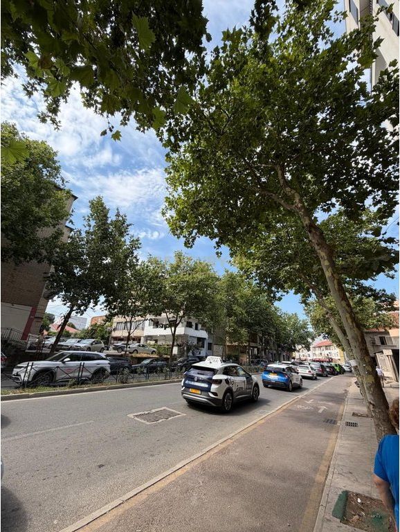 Ambient Komercial Rruge kryesore me Qira pranë Shkollës së Bashkuar
