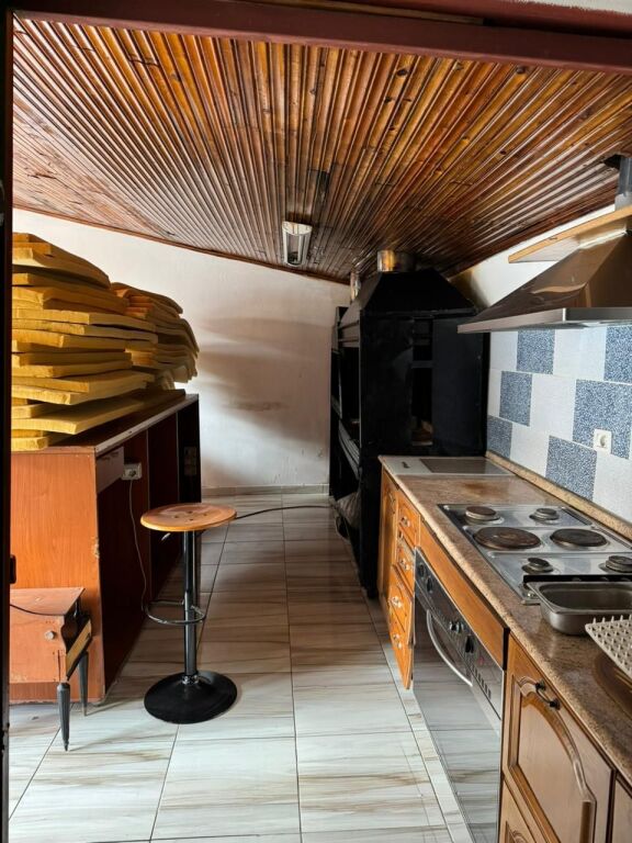 Ristorante con Griglia e Campo da Calcetto in Affitto