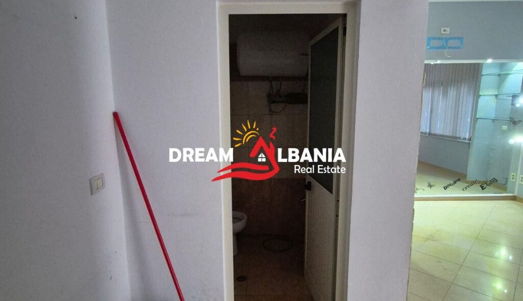 Negozio in vendita in Via Kongresi Manastirit vicino alla Pediatria a Tirana (ID 4171553)