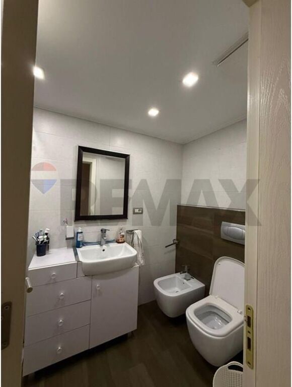 Pazari i Ri, Japim me Qira Apartament 1+1.