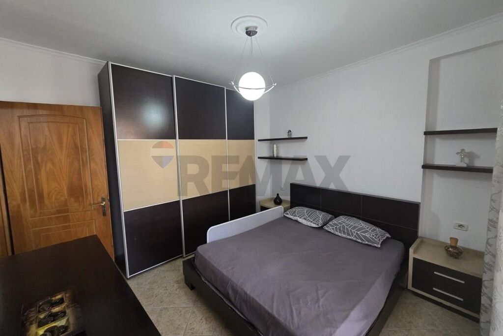 Apartament - Për Qira - Rruga e Barrikadave, Tiranë