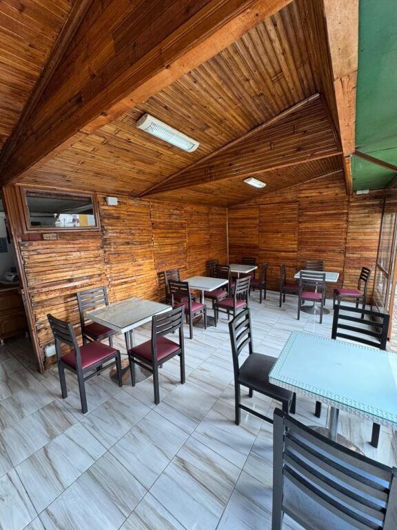Ristorante con Griglia e Campo da Calcetto in Affitto