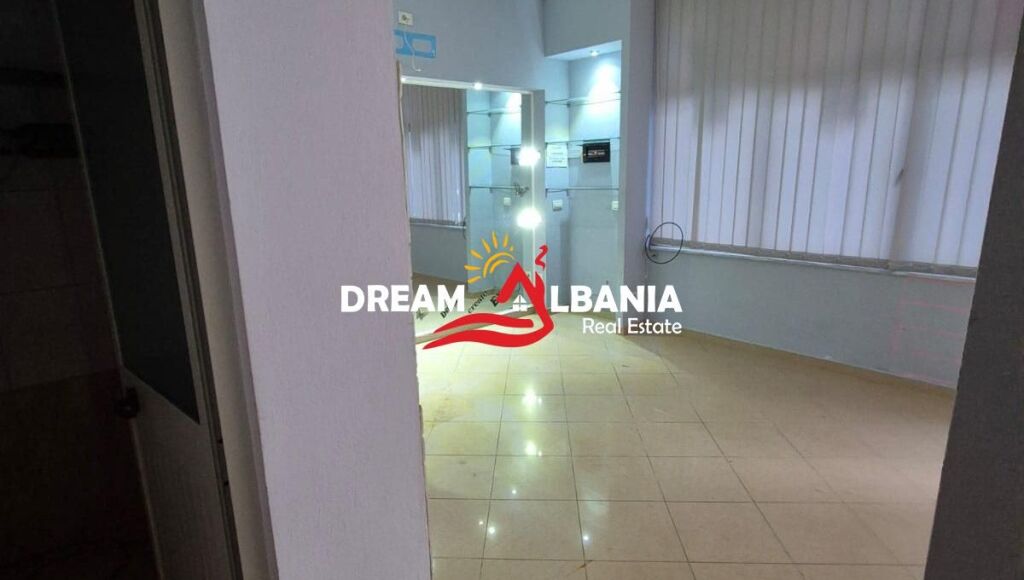 Negozio in vendita in Via Kongresi Manastirit vicino alla Pediatria a Tirana (ID 4171553)