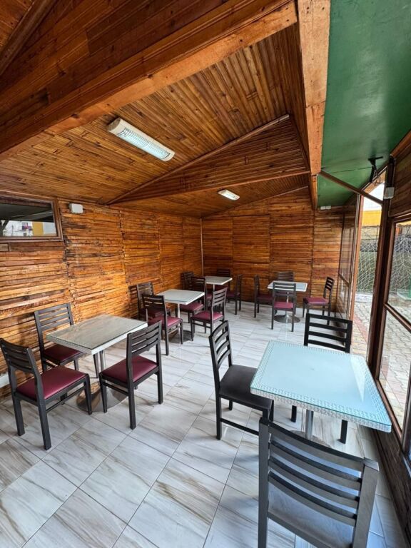 Ristorante con Griglia e Campo da Calcetto in Affitto