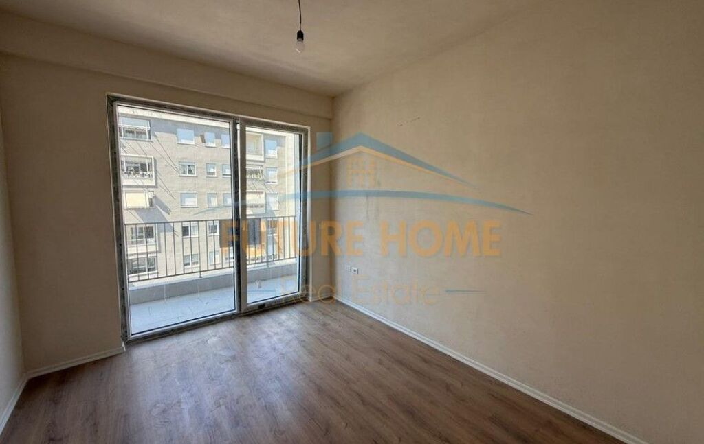 Tirane, shes apartament 3+1 Kati 4, 124.8 m² 400.000 € (Komuna e Parisit)