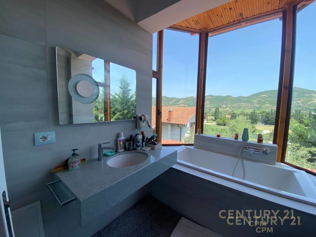 VENDIAMO VILLA INDIPENDENTE IN UN COMPLESSO A VISHNJE 480.000 €