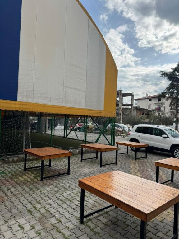 Ristorante con Griglia e Campo da Calcetto in Affitto