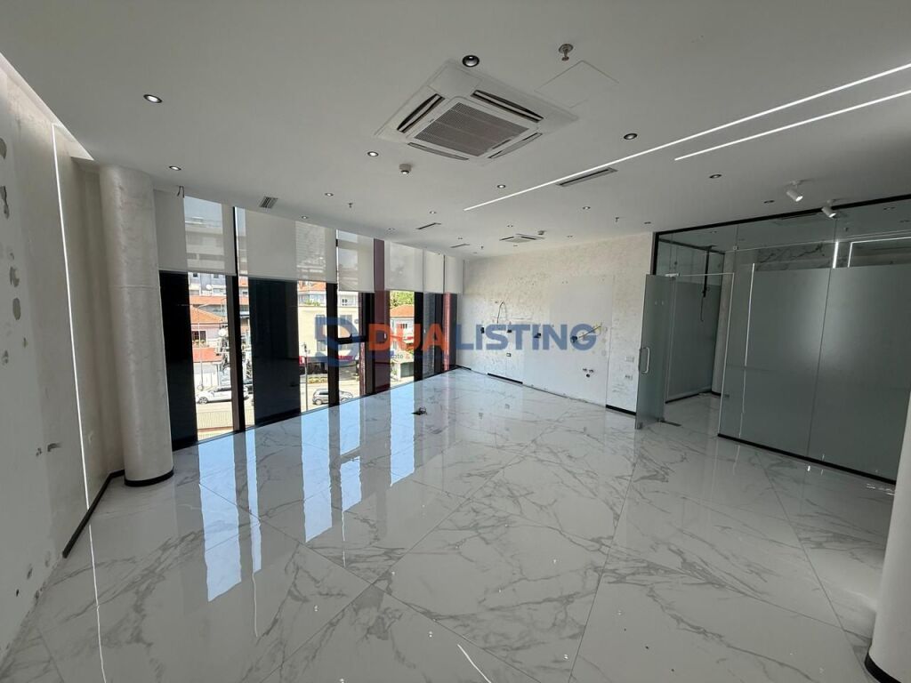 Jepet me Qira Ambient Premium për Zyra / Klinikë / Studio 📍 Stadiumi Air Albania – një nga adresat më prestigjioze të biznesit në Tiranë.