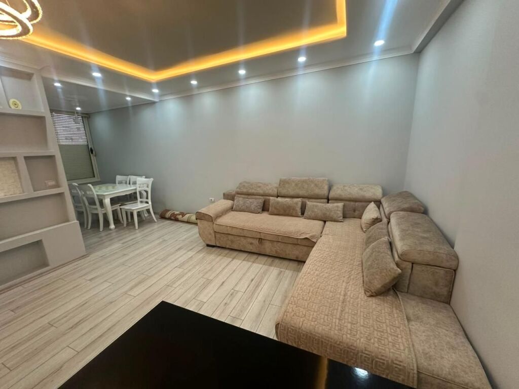 Jepet apartament 2+1 me qera tek Fresku , prane rrethit .