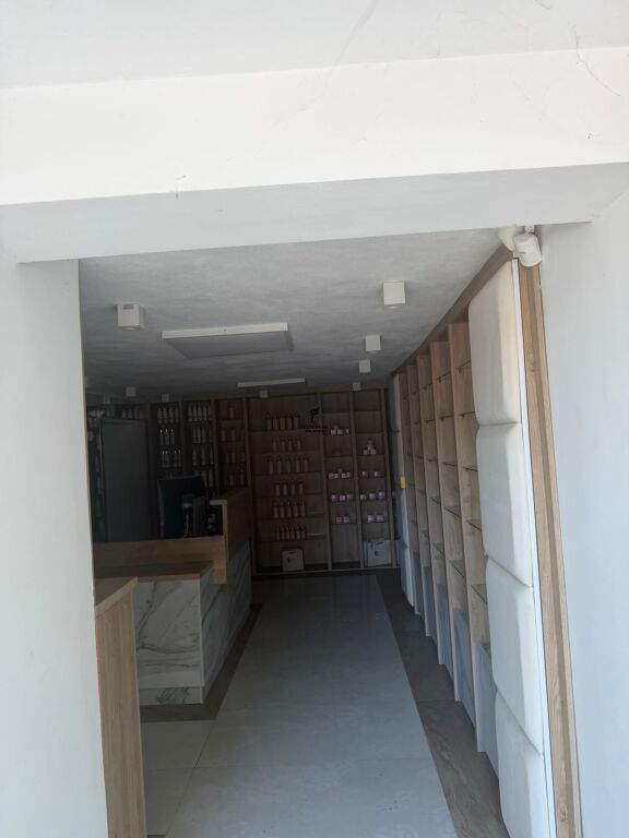 NEGOZIO IN AFFITTO 35 M2 BLLOK 150.000 LEKE FH-82040