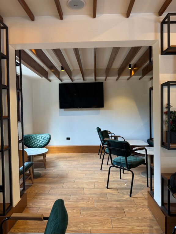 Business Premises for Sale. Behind the European University Porcelan